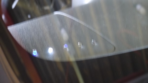 セキュリティーのスキャナーはLEDが数個付いていて 流れるように点灯します。 通常青色一色のところを青-白-青-白-青に打ち換えてそのついでにダッシュに埋め込みました。