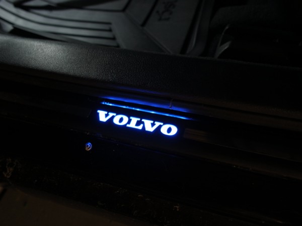 VOLVOのサイドステップガーニッシュを LED加工しました。 文字はくり抜いてアクリルをはめます。  