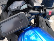 いまやバイクも携帯ナビ必須の時代なので USB充電器が必要になってきます。 DAYTONAの充電器を持込で取付しました。 電源はポジションランプからいただきました。