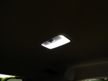 室内灯は面発光の車種専用タイプ