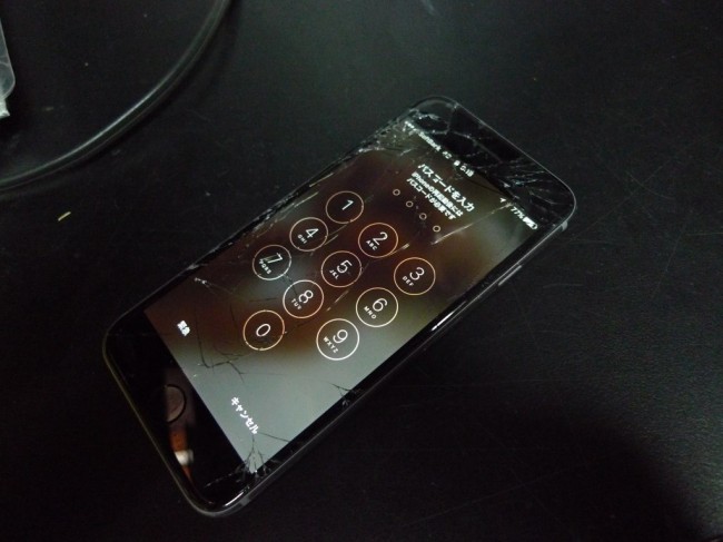 iPhone6は当初より液晶割れの多かった機種で 仕事仲間で６使っている人は大抵液晶ガラスがワレてます。 やっぱ車屋は外で作業しながら電話することが多いので 落とすことが多いのです。 iPhone5Sを使っている僕は落としても液晶割れたことないですが ６はやっぱだめね～ 次もSEで決まりですね～
