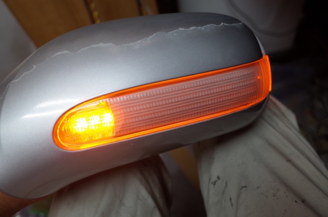 近くの車屋さんからのご依頼で ミラーウィンカーのLEDが球切れとのこと 中古部品でもなかなかの値段らしく 今回LED交換で修理しました。