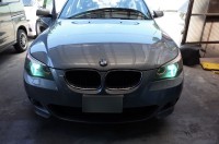 BMW 5シリーズ E60 のヘッドライトバルブ交換
