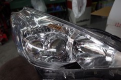 今回実験のために用意したのはこちら 「プリウスアルファー」 のヘッドライト 事故車のヘッドライトをヤフオクで1000円で購入