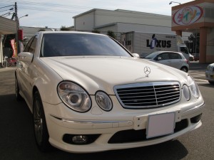 Mercedes-Benz W211 AMG ヘッドライトバルブ交換