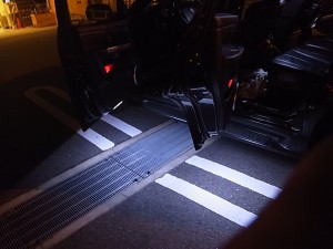 Mercedes-VenzのカーテシーテープLED取り付け