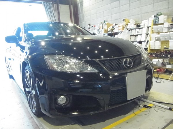 以前アルファードで施工させていただいた方のご紹介で LEXUS IS-Fでご来店いただきました。 wikipedia抜粋 「IS Fは「基本性能を徹底的に鍛え込むとともに、走りの新技術を備えることによりレクサスの新しいパフォーマンスを提案する」[2]というコンセプトのもと、レクサス・ISをベースに開発されたスポーツモデルで、「F」の名を冠する同ブランド初のスポーツモデルである。大排気量の本格派スポーツモデルとしてはトヨタ・スープラ以来となり、またハイパフォーマンス・スポーツセダンとしてはトヨタ・アリスト以来のトヨタ製スポーツセダン&ハイパワーFRスポーツである。 日本では2007年10月4日に正式発表され、その発表会は“生まれ故郷”といえる富士スピードウェイで行なわれた。 また、その席上には「IS F」の開発にも参加していたトヨタ自動車の豊田章男も出席し、自らのドライブで「IS F」のパフォーマンスの高さを披露した。」 かなりTOYOTAが力を入れていたことが伺え以後のLFAへと繋がる大事な1台だといえます。 エアコンはマルチコントローラになっているのでオーディオを含めすべて取り外す必要があります。 このオーディオがマークレビンソンのコンプリートモデルで半端なく音がいい！！ JAZZが流れていたんですがまるで原音のような響きと静粛性に包まれた車内は音楽視聴には最適ですね。 インジケータ類は青でMDのインサート部も青にしてアクセントをつけました。 シフトゲートイルミを強調したいとのことでしたので砲弾LEDを2発増設しました。  