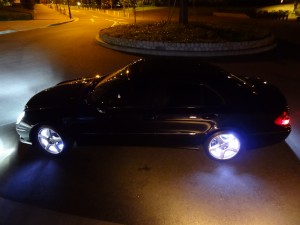 W211 Mercedes-Benzの　ホイールイルミ施工