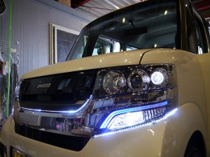 NBOXのアイラインテープLED施工とドリンクホルダー照明