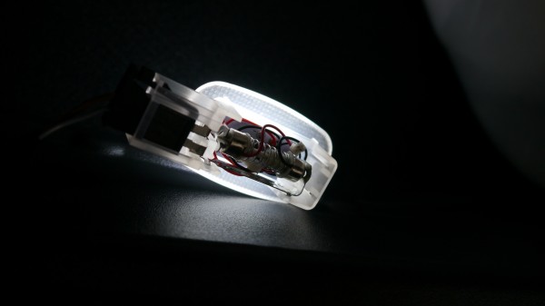 トランクには３箇所電球が付いていました。 テール側の２箇所はLEDに交換してもエラー出ませんでしたが ハッチ側のほうの１箇所は抵抗が必要でした。 パネルLEDを使いましたが加工無しでぴったりサイズでした。 あと以前フォグをHID化したのですがフォグ点灯せずにポジションをつけて走行すると 玉切れ警告が出る不具合がありました。 今回新商品の「Mercedes-Benz専用HIDフォグ交換キット」に交換したところ 見事キャンセルすることが出来ました。 取り付けも今までのように別置きのキャンセラーが無いので非常に簡単です。 ベンツオーナー様に是非お勧めいたします。