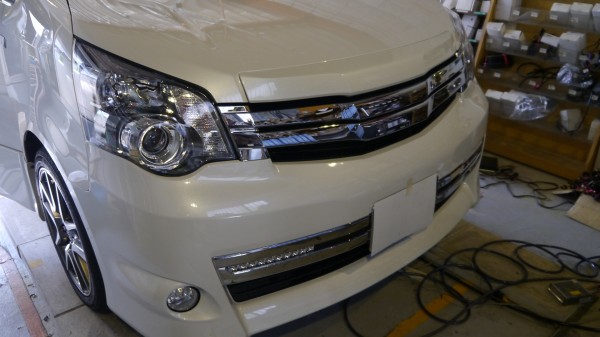 常連様の作業を御依頼いただきました。 すべてのHID・LEDを施工させていただいておりますが 今回ステップ灯でLEDテープを取り付けしました。 ACC連動の自動電動格納ミラー機能も追加しました。