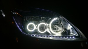 プリウスの3連イカリングとデュアルカラーアイラインの施工・取付