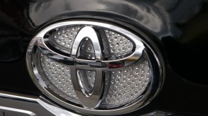 ノアのLEDエンブレム取付とスワロフスキーシール貼り