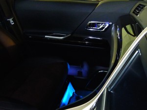 アルファードのフロントドア内のイルミネーションとステップイルミの追加