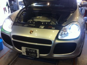 ポルシェ カイエンのヘッドライトバルブ交換とポジションLED