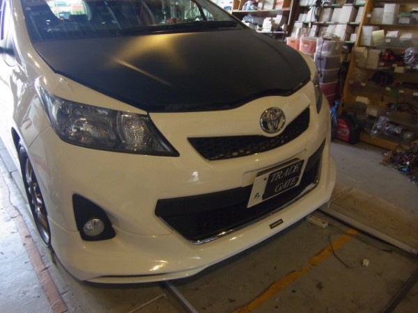 以前御来店いただいたVitz３兄弟のお客様で 今回フォグのリングを施工しました。 ついでに内装パーツのフロッキー塗装と配線関係のスイッチ追加を行いました。 [jwplayer mediaid="10775"] [jwplayer mediaid="10776"]