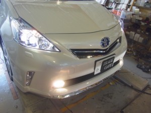 プリウスアルファーのHIDフォグランプ施工