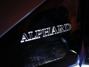 アルファードのアクリルネームプレートLED