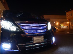 グリルのアクリル発光取付とサイドデカール施工（デモカー）