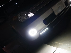 イストのデイライト（デュアルカラー）施工とフットイルミ施工