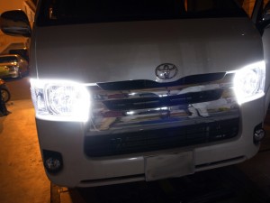 ハイエースのネオンチューブLEDアイライン施工
