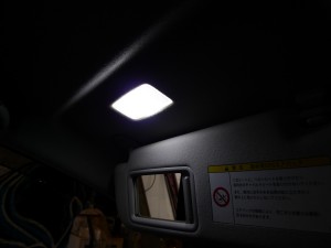 プリウスアルファのバニティーランプLED化