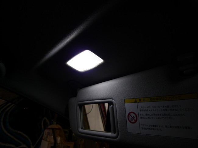 ミラー裏の電球をLEDに交換しました。 今回は側面照射５Wの電球を採用しました。 固定も無いので作業時間は大幅に短縮になります。