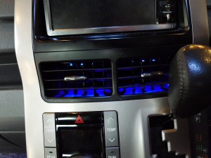 VOXYのヘッドライト磨きとフットランプ・エアコンダクトイルミ施工