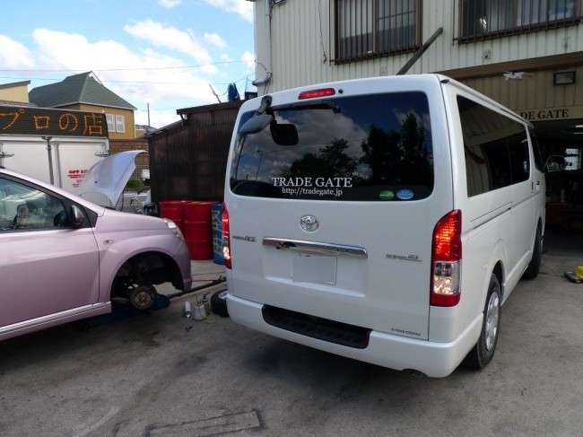 いつもプリウスでご来店いただくお客様で今回 セカンドカーのハイエースにてご来店いただきました。 まったくのノーマルから ・ポジションランプLED ・ウィンカーLED ・ヘッドライトHID ・フォグランプLED ・ライセンスランプLED ・エアコンパネル、ハンドルスイッチ、他スイッチLED打ち替え ・ACC連動電格ミラー施工 ・セキュリティープレート取付 を施工させていただきました。