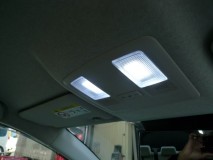 板状のLEDをインストールしたところ ゴースト点灯が・・・。 今回は欧州車用のたる型電球を使いました。