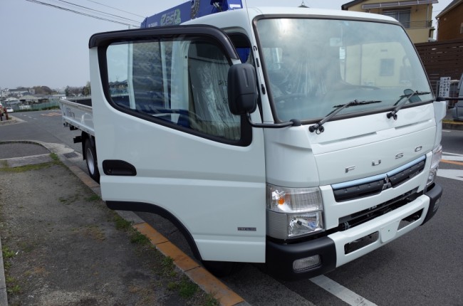 車屋さんからのご依頼 ナビを取り付けしました。 最近のトラックは電圧も１２Vで車速パルスやバック信号もオーディオ裏に用意されています。