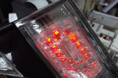 1個LEDが切れてしまった状態 このユニットは分解可能で 恐らくLEDユニット単品の部品供給は可能だと思います。 今回は修理で対応