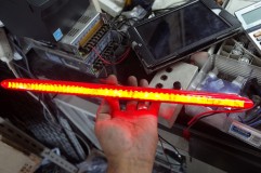 LEDを全部取り払って新たにLEDを配置しました。 若干光ムラになったのでダイヤカットのアクリルで拡散処理しました。 明るさも純正よりUPしてGOODですね～ ちなみにこのハイマウントLED純正品で３万以上するらしい～