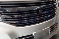 E52エルグランドのナンバーフレーム取付とグリルLED取付