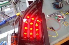 LEDは基本的に３～５個の直列回路なので 1発飛ぶとまとめて３～５発消えます。 今回も1個交換して復旧しました。