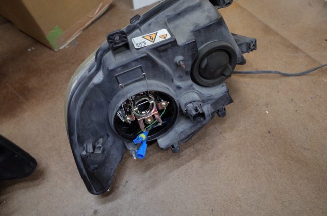 リンカーンナビゲーターの日本仕様改善（ヘッドライトカットライン調整