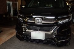 この車両は間違ってもヘッドライトからスモール電源を分岐するのはご法度です。 コンピューターが絡んでいるのでほぼ間違いなくエラーが発生します。