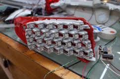 LEDチップはFLUXタイプが使われています。 基盤はそのまま流用 パターンを変更してシーケンシャル点灯できるようにしました。