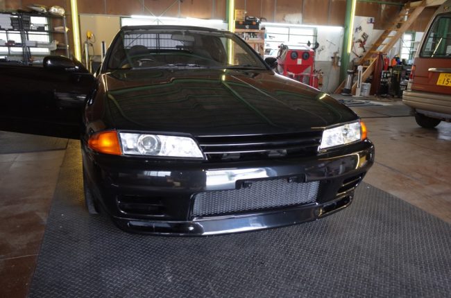 近くの車屋さんからのご依頼で R32 GT-Rにセキュリティーを取り付けしました。 仕入れた段階でスペアキーが紛失しているということで 念の為キーシリンダーをすべて交換しました。 スペアキーで盗難に来る輩もいるみたいなので・・・。