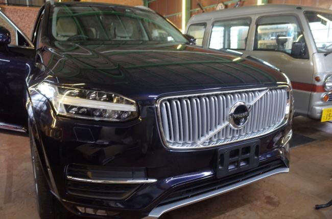 当社デモカーとして登録した新型XC90 これから新しいメニューを続々追加したいと思います。 早速第一弾 デモカーとして入ってきてからまず感じたのは 「室内灯が暗い・・・」 新型アルファードやその他の新型車はほとんどといっていいほど 室内灯はLED化されていますが その殆どが室内灯が暗いと言われています。 今回その不満を解消すべく加工しました。