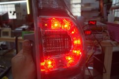 テールランプのLEDはたとえ１発でも球切れすると車検が通りません。 かといって中古のテールに交換するのもおすすめしません。 LEDは消耗品なので同じ年式の車両ぐらいだと同様に消耗しているので 交換してもすぐに切れる可能性があります。