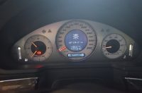 W211 Mercedesのスピードメーターバックライト修理