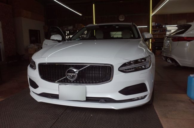 VOLVOのフラグシップワゴン新型V90でご来店いただきました。 今回は前後ドライブレコーダーの取り付けです。