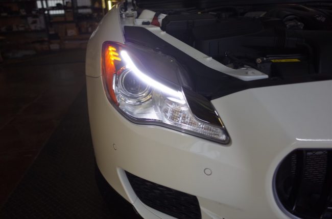 マセラッティ クアトロポルテのヘッドライトバルブ交換 | トレードゲート