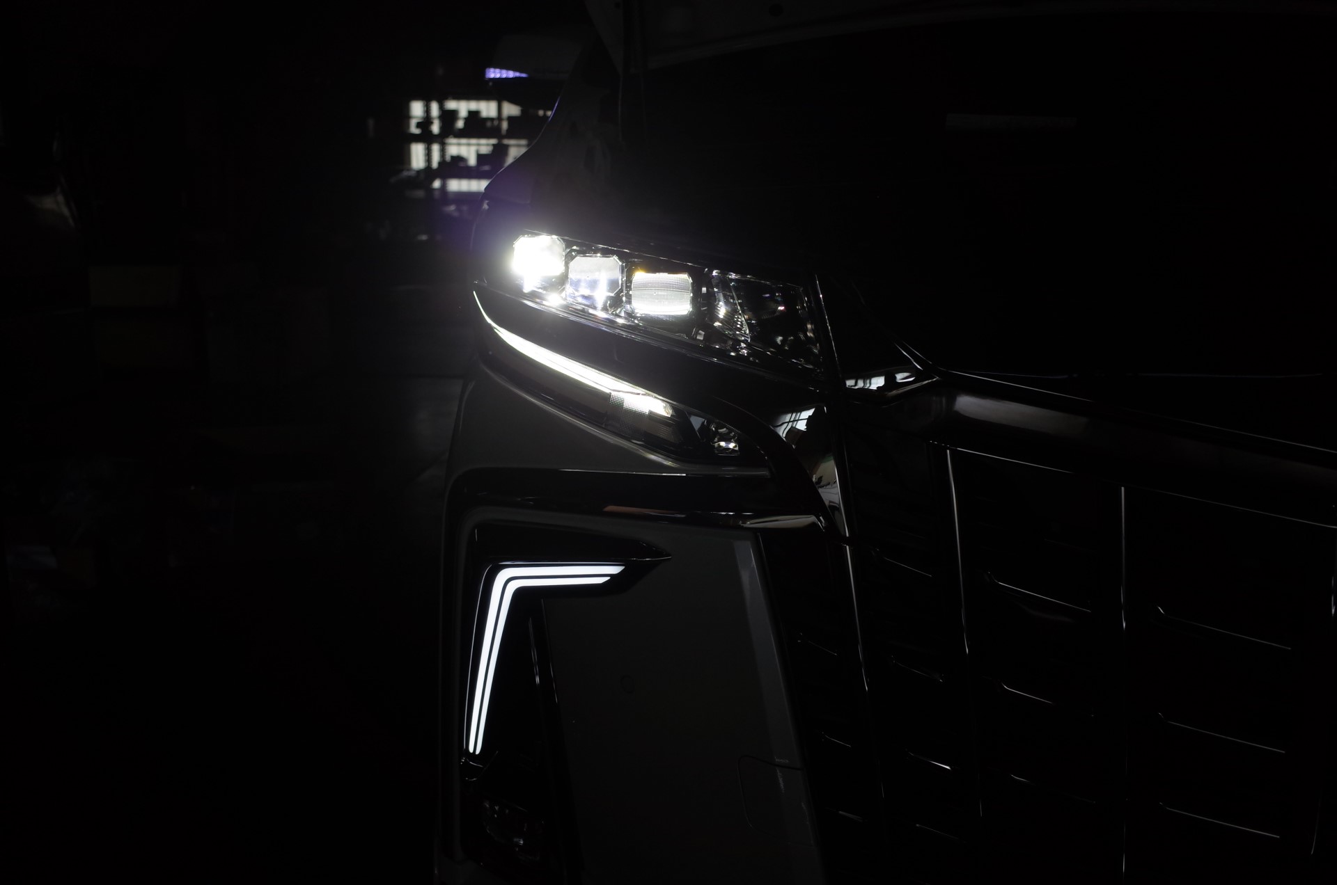 30アルファード後期　3眼ヘッドライト　シーケンシャル 30後期アルファードのヘッドライト3眼移植 | トレードゲート