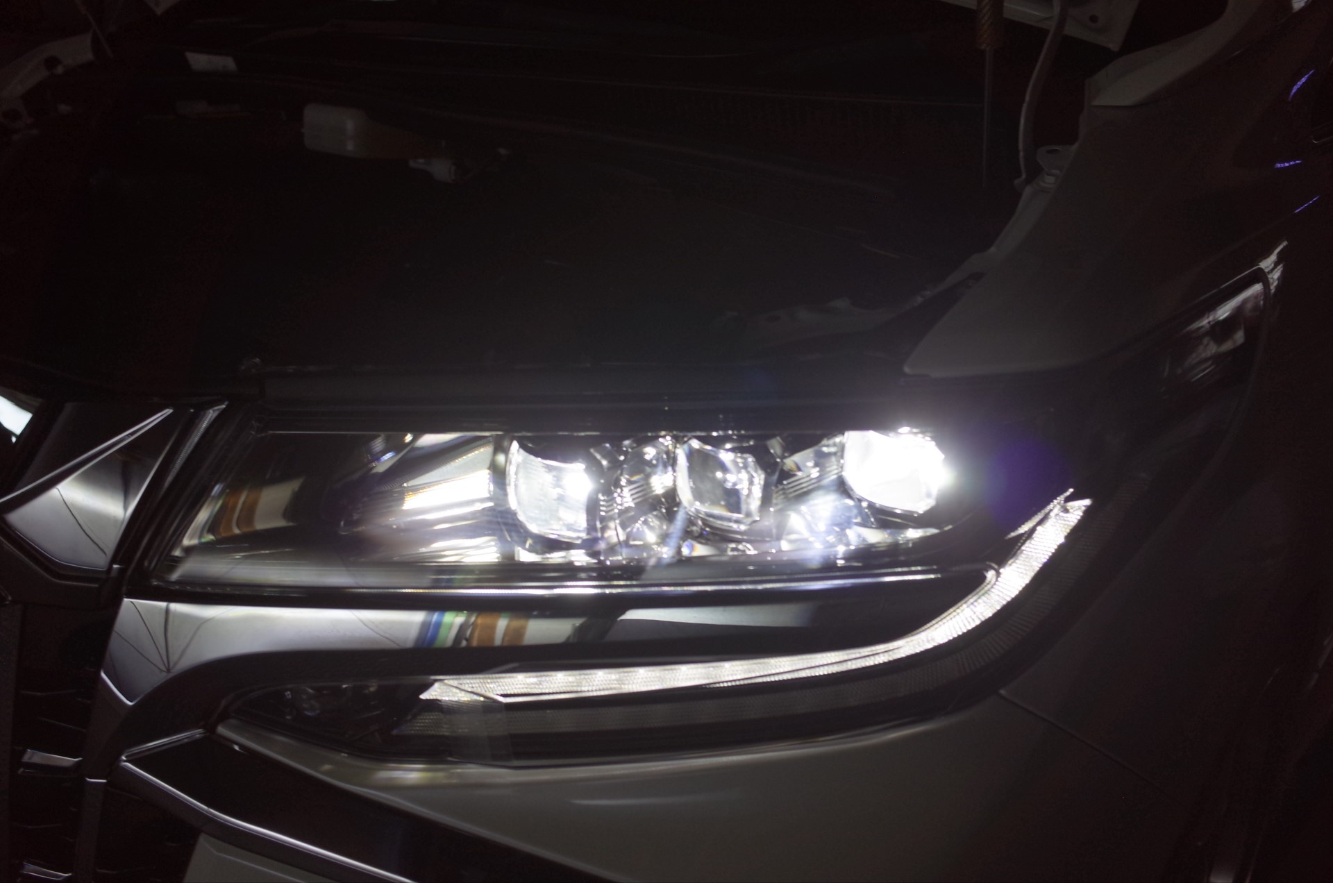 30後期アルファードのヘッドライト3眼移植 | トレードゲート