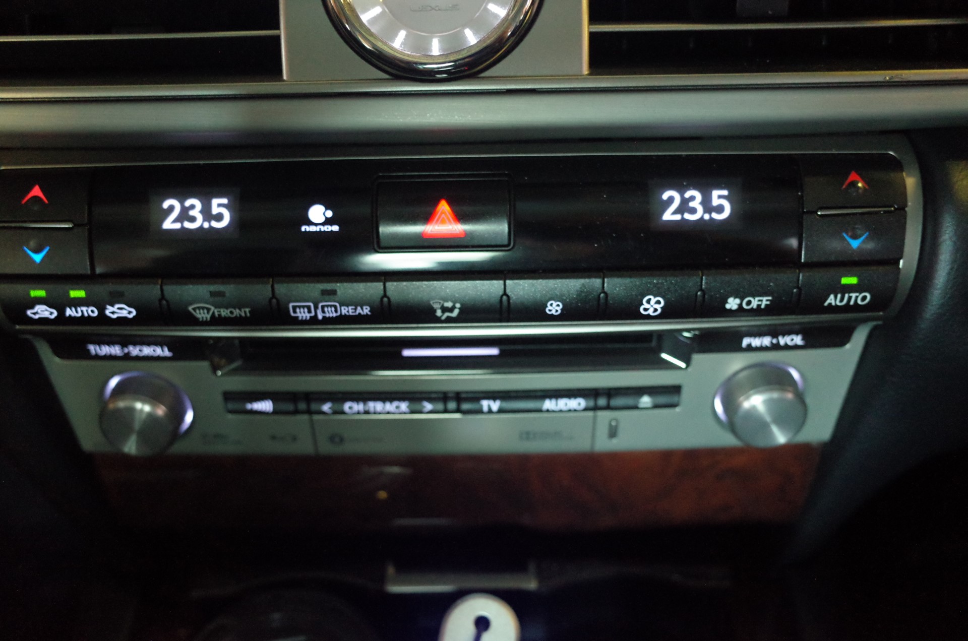 レクサスLS460のナビ・オーディオパネルのLEDバックライト修理交換