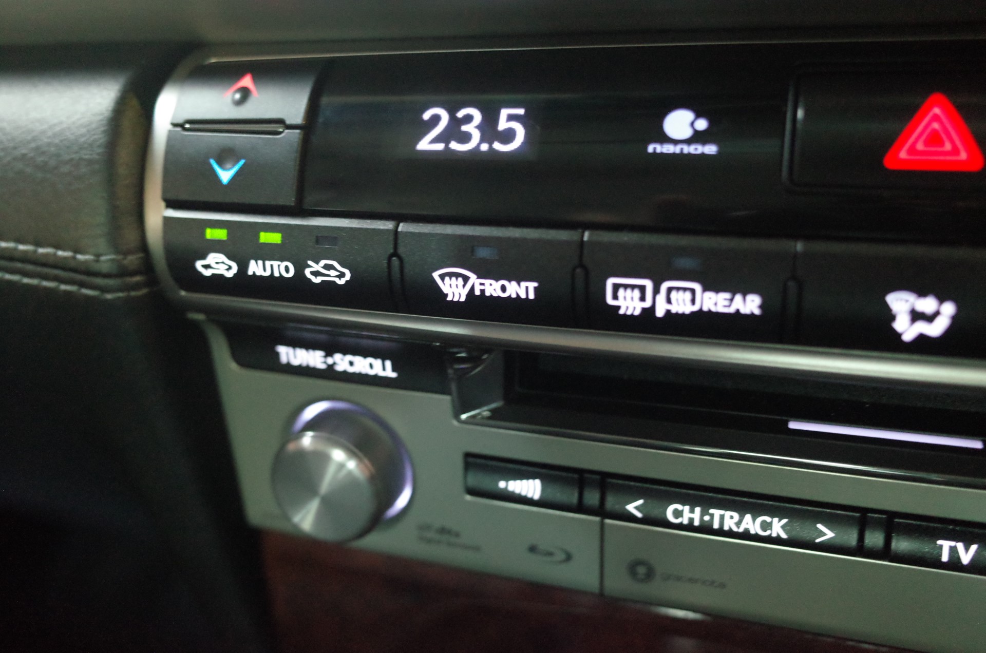 レクサスLS460のナビ・オーディオパネルのLEDバックライト修理交換