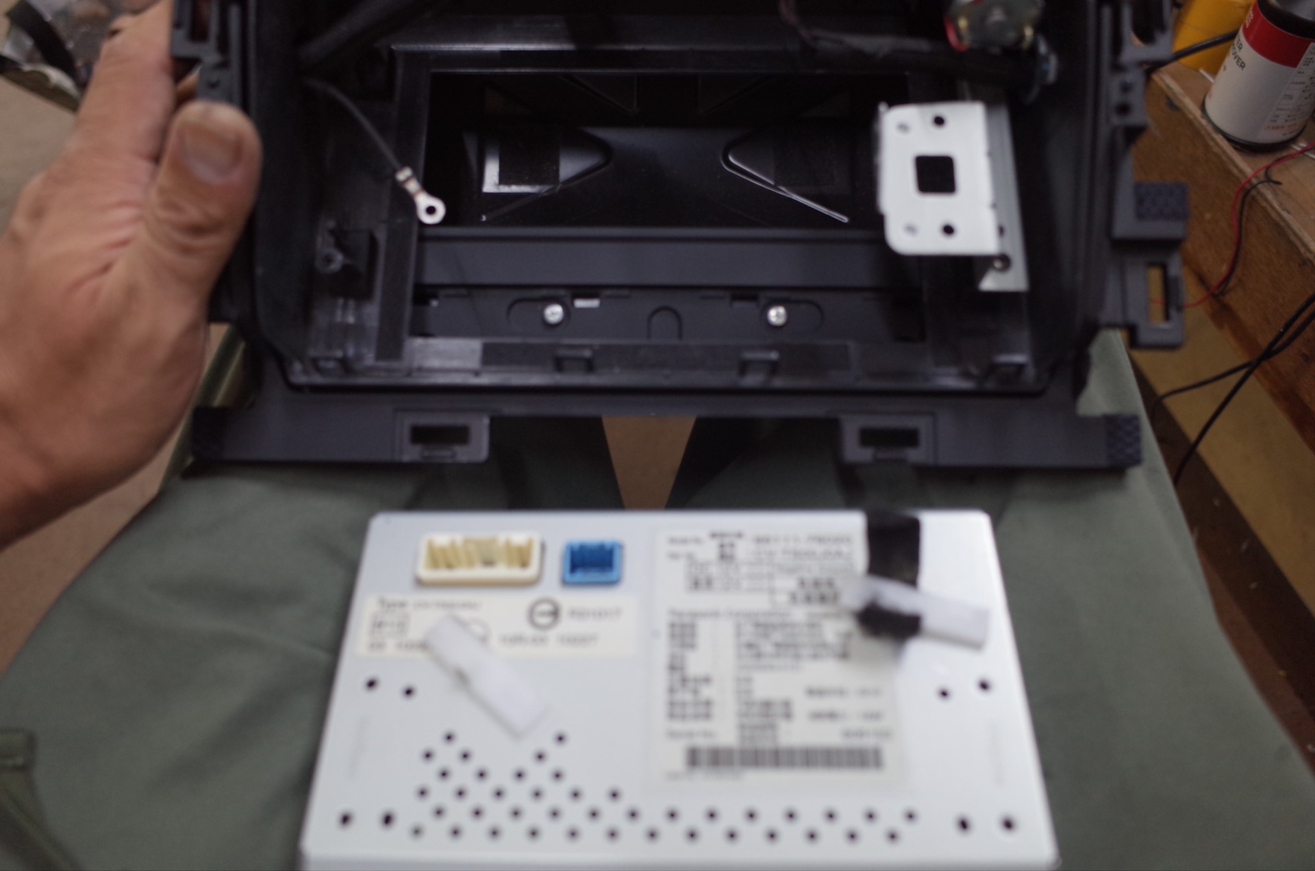 レクサス CT200hの黄ばんだ液晶（純正マルチナビ）を直しました