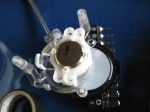 VOLVO V70 スピードメータ分解作業 針を外そうとしましたが固着していたので、針が付いたまま文字盤をずらして脱色作業を開始しました。